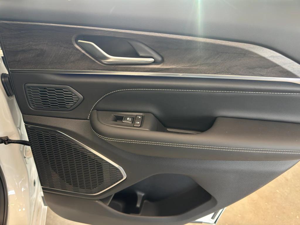 new 2025 Jeep Grand Cherokee car, priced at $59,985