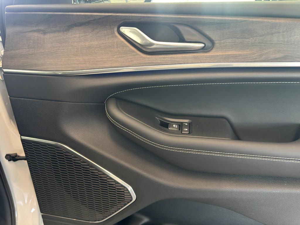 new 2025 Jeep Grand Cherokee car, priced at $59,985