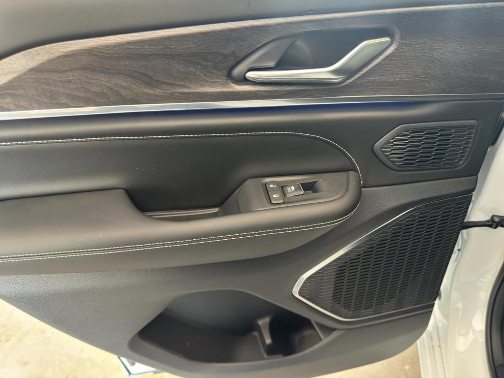 new 2025 Jeep Grand Cherokee car, priced at $59,985