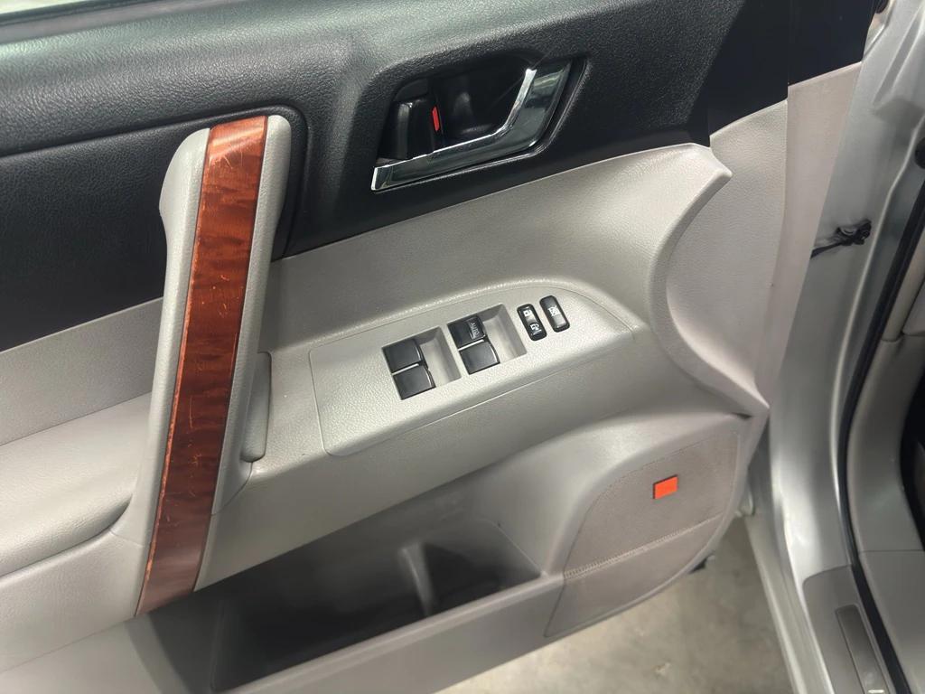 used 2009 Toyota Highlander car, priced at $11,995