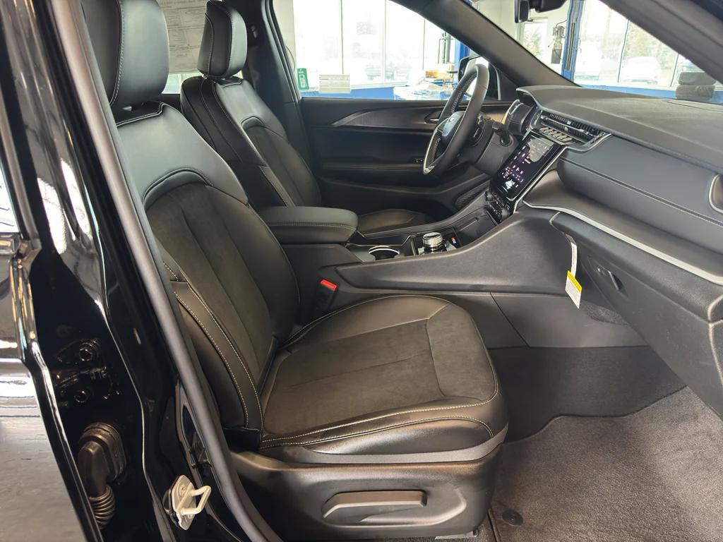 new 2025 Jeep Grand Cherokee car, priced at $49,370