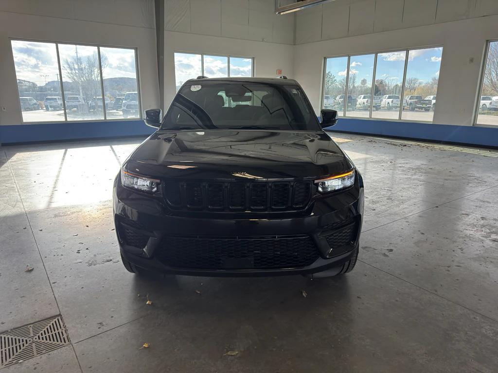 new 2025 Jeep Grand Cherokee car, priced at $49,370