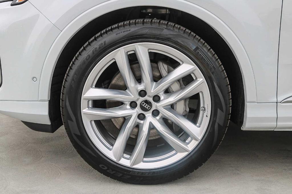 new 2025 Audi Q7 car, priced at $70,670