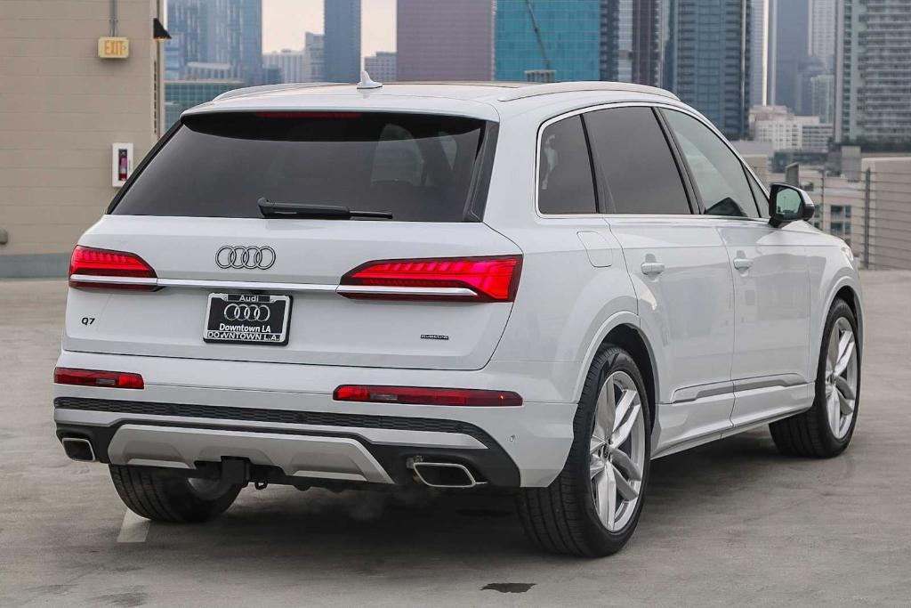 new 2025 Audi Q7 car, priced at $70,670
