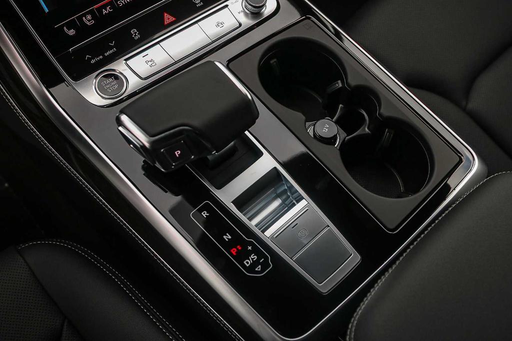 new 2025 Audi Q7 car, priced at $70,670