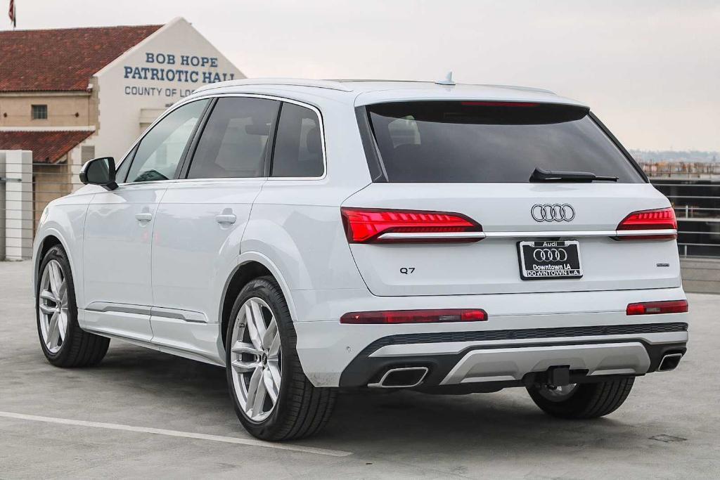 new 2025 Audi Q7 car, priced at $70,670
