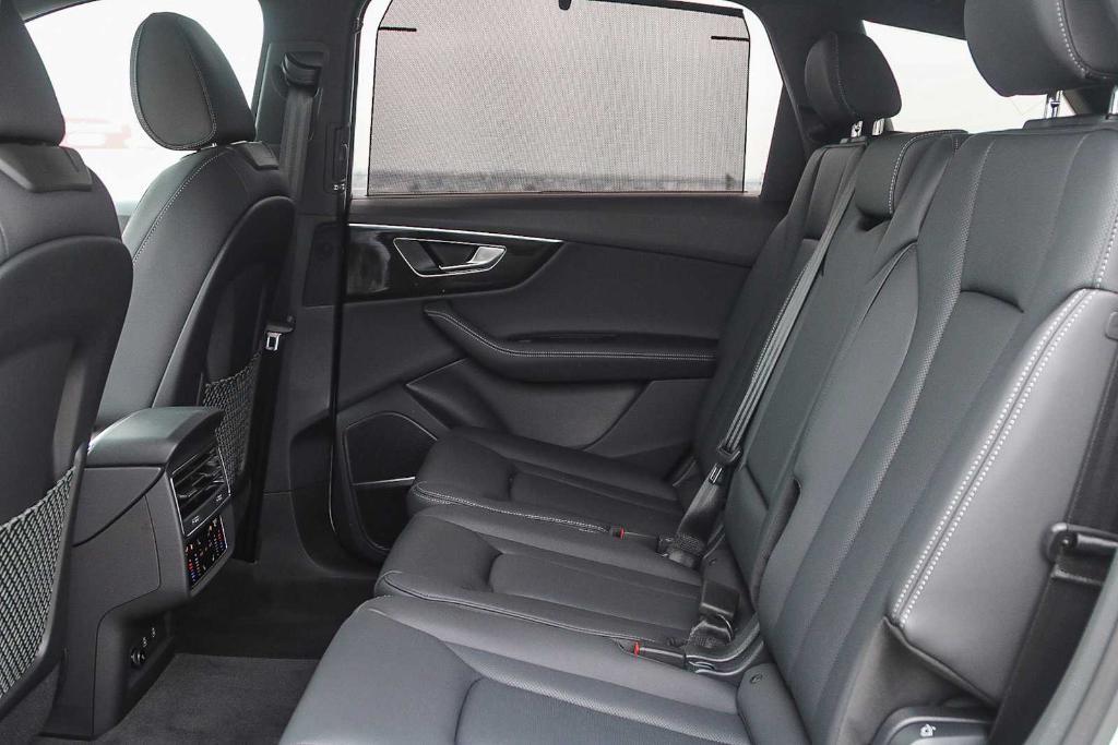 new 2025 Audi Q7 car, priced at $70,670