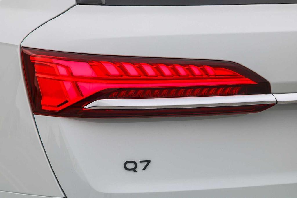 new 2025 Audi Q7 car, priced at $70,670