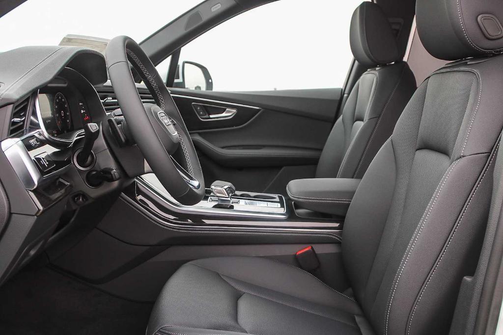 new 2025 Audi Q7 car, priced at $70,670