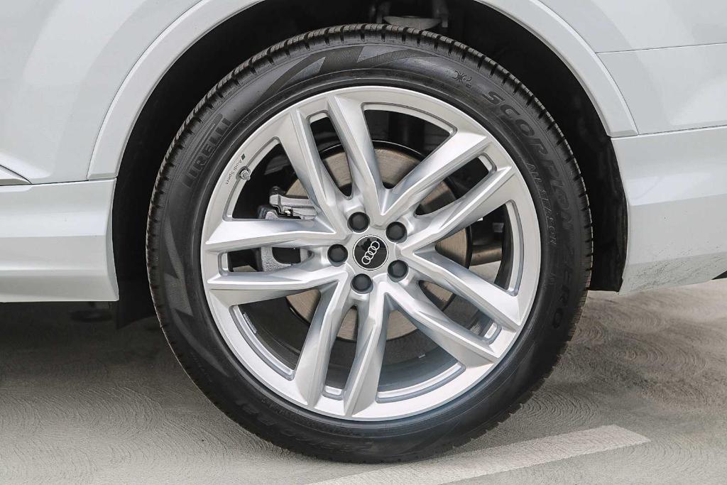 new 2025 Audi Q7 car, priced at $70,670