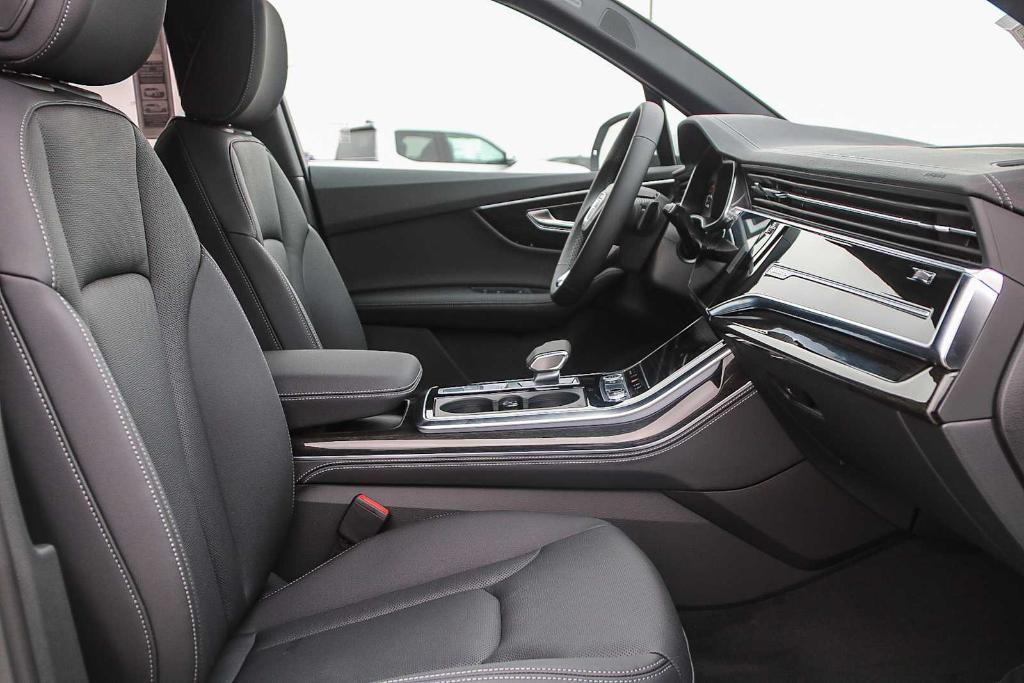 new 2025 Audi Q7 car, priced at $70,670