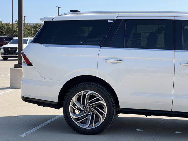 new 2025 Lincoln Navigator car, priced at $102,182