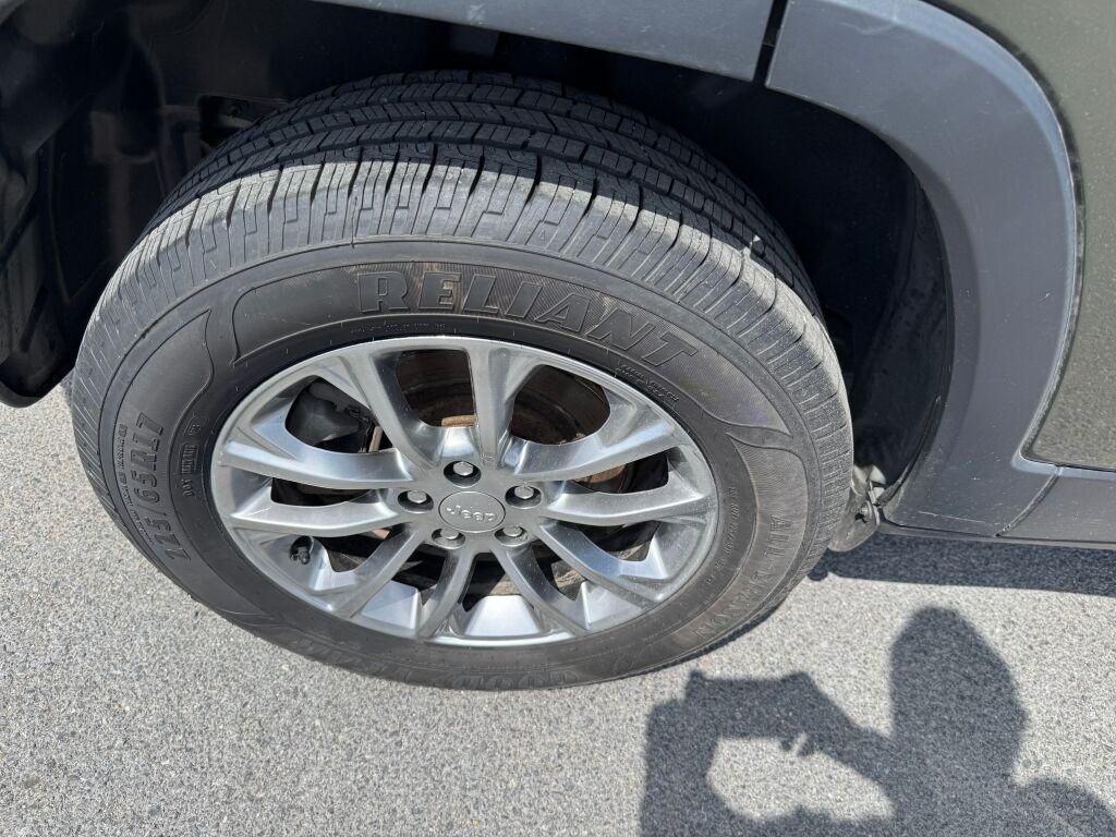 used 2021 Jeep Cherokee car, priced at $20,995