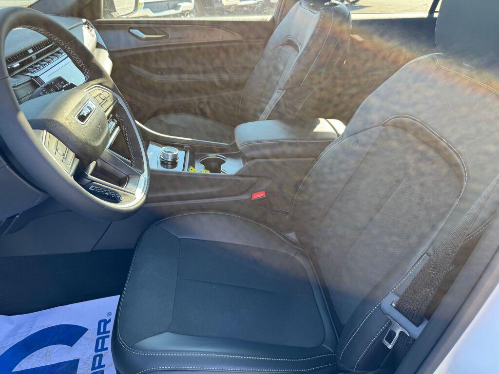 new 2025 Jeep Grand Cherokee car, priced at $47,780