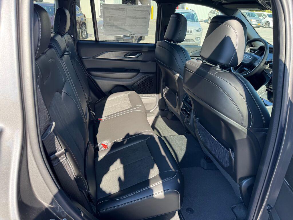 new 2025 Jeep Grand Cherokee car, priced at $48,375