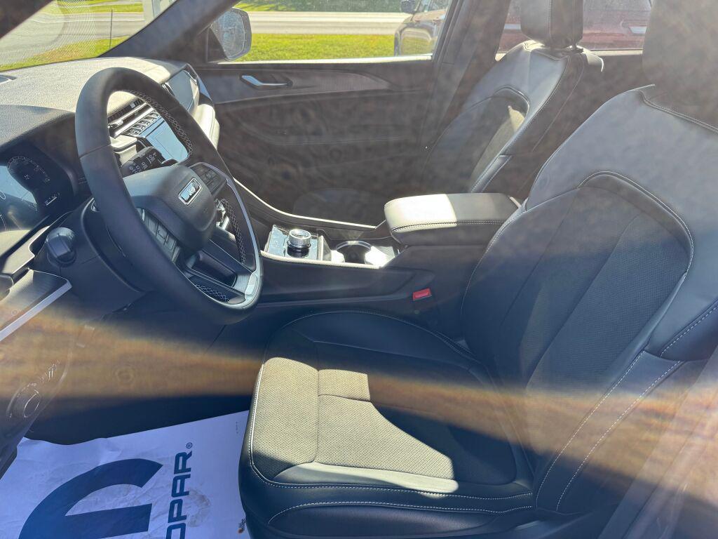 new 2025 Jeep Grand Cherokee car, priced at $48,375