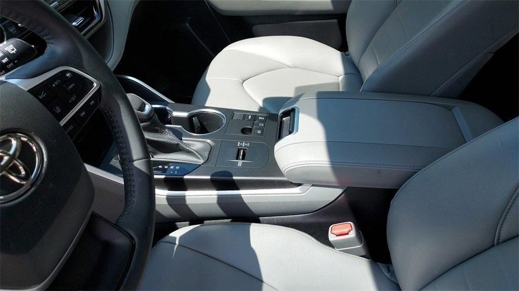used 2023 Toyota Highlander car, priced at $32,195