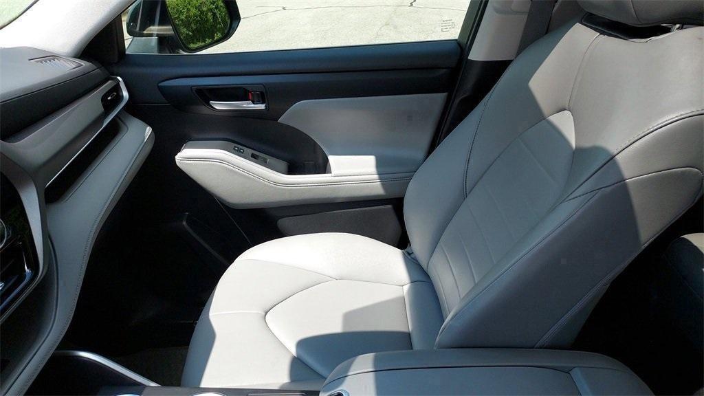 used 2023 Toyota Highlander car, priced at $32,195
