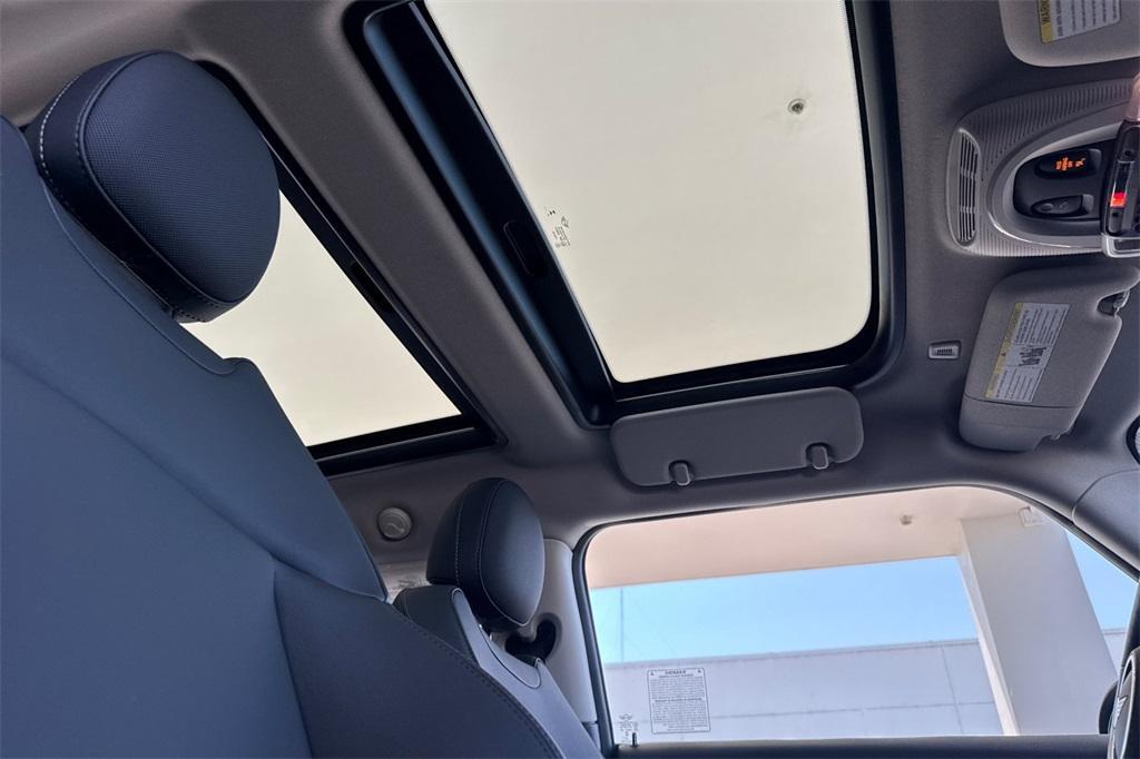 used 2024 MINI SE Hardtop car, priced at $28,500