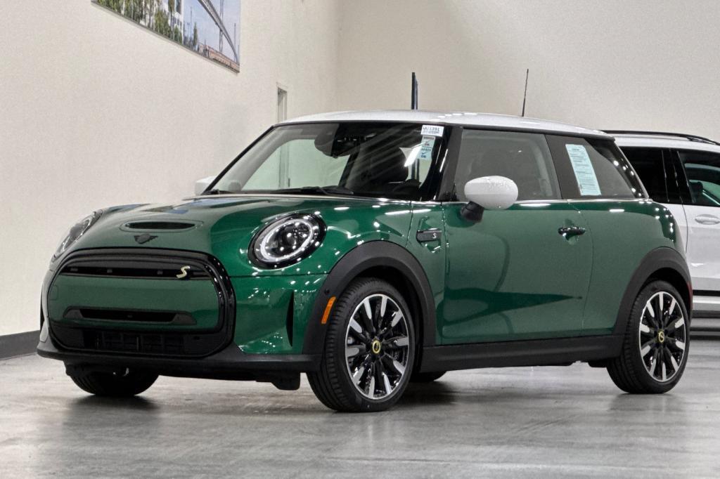 used 2024 MINI SE Hardtop car, priced at $28,500