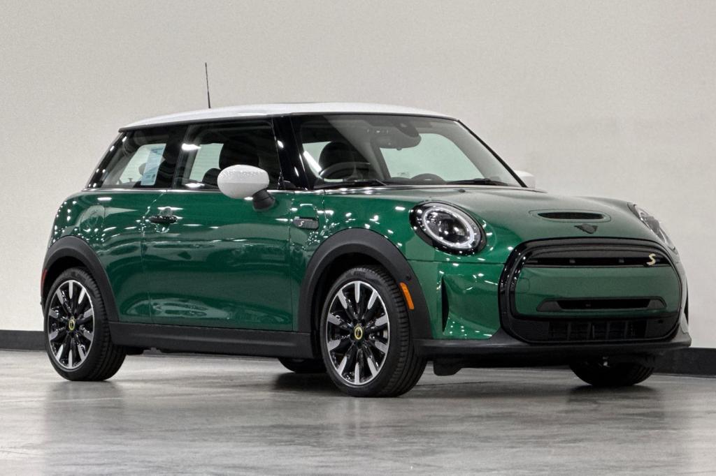 used 2024 MINI SE Hardtop car, priced at $28,500