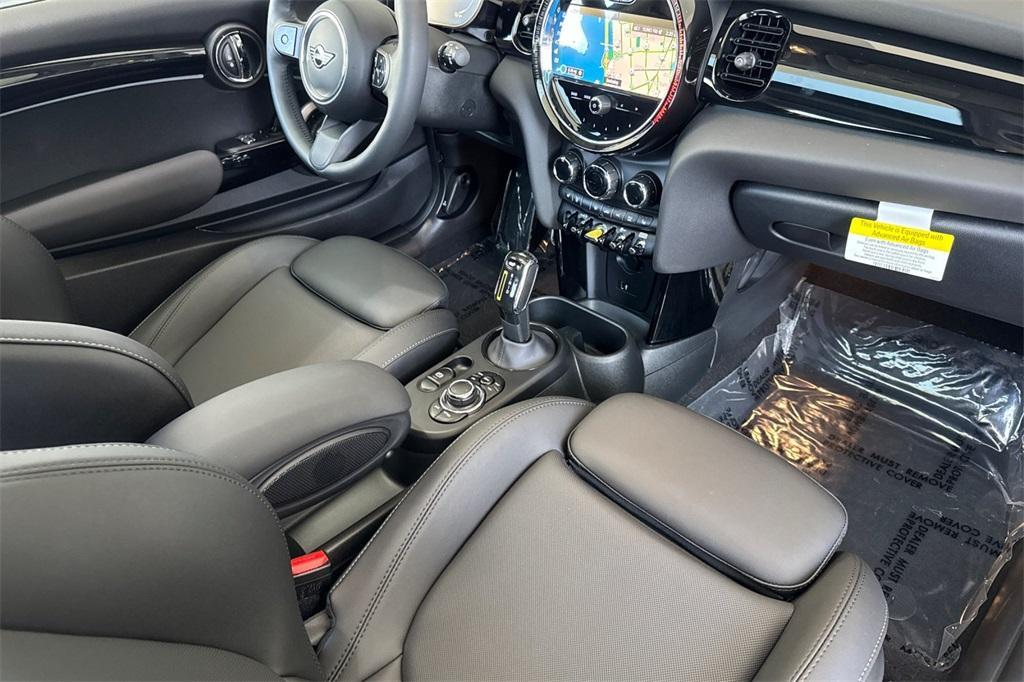 used 2024 MINI SE Hardtop car, priced at $28,000
