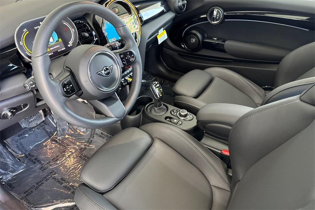 used 2024 MINI SE Hardtop car, priced at $28,000