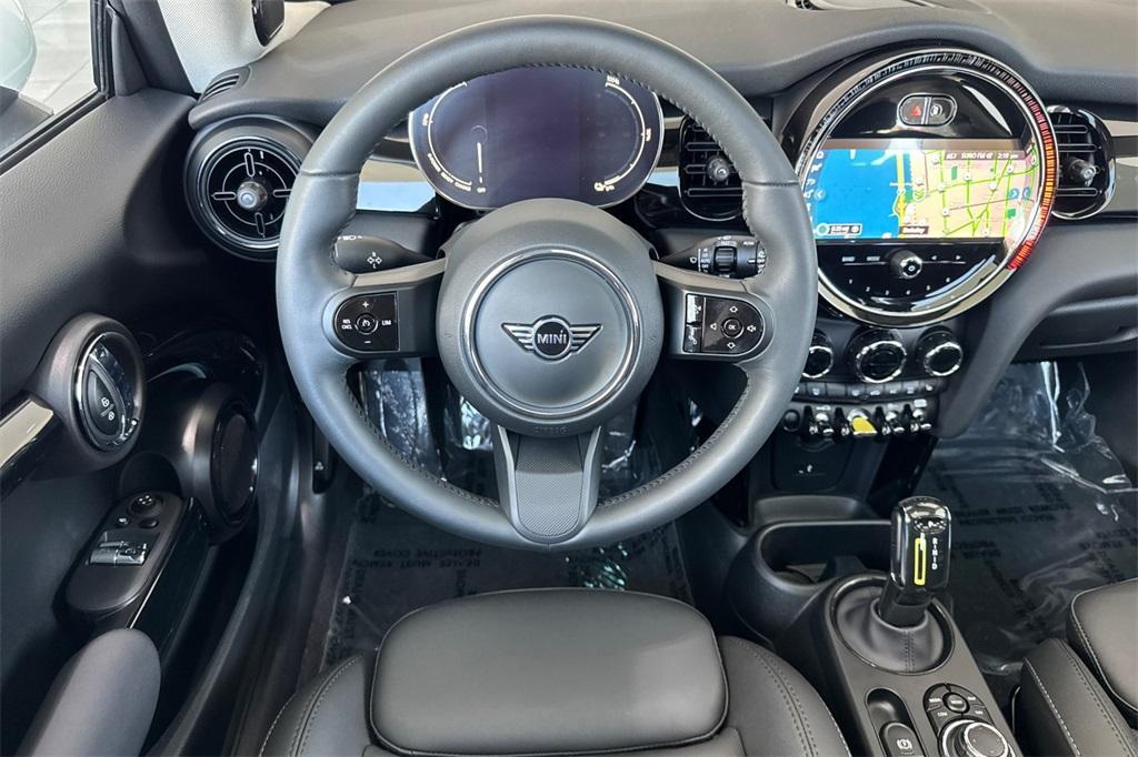 used 2024 MINI SE Hardtop car, priced at $28,000