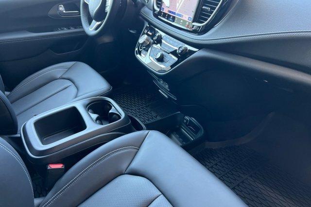 new 2025 Chrysler Pacifica car, priced at $44,347