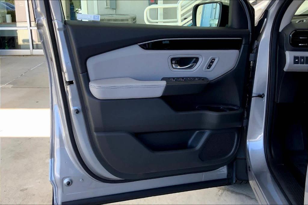 new 2025 Honda Pilot car, priced at $48,095