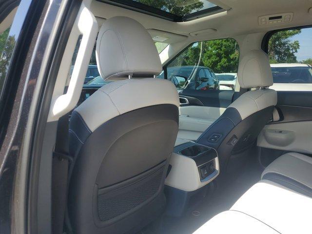 new 2025 Kia Carnival Hybrid car, priced at $52,800