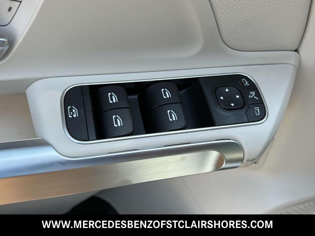 new 2025 Mercedes-Benz GLB 250 car