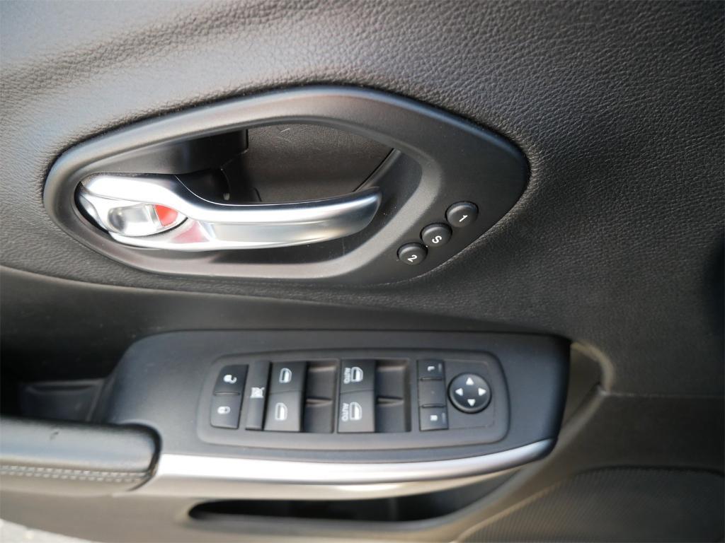 used 2020 Jeep Cherokee car, priced at $18,995