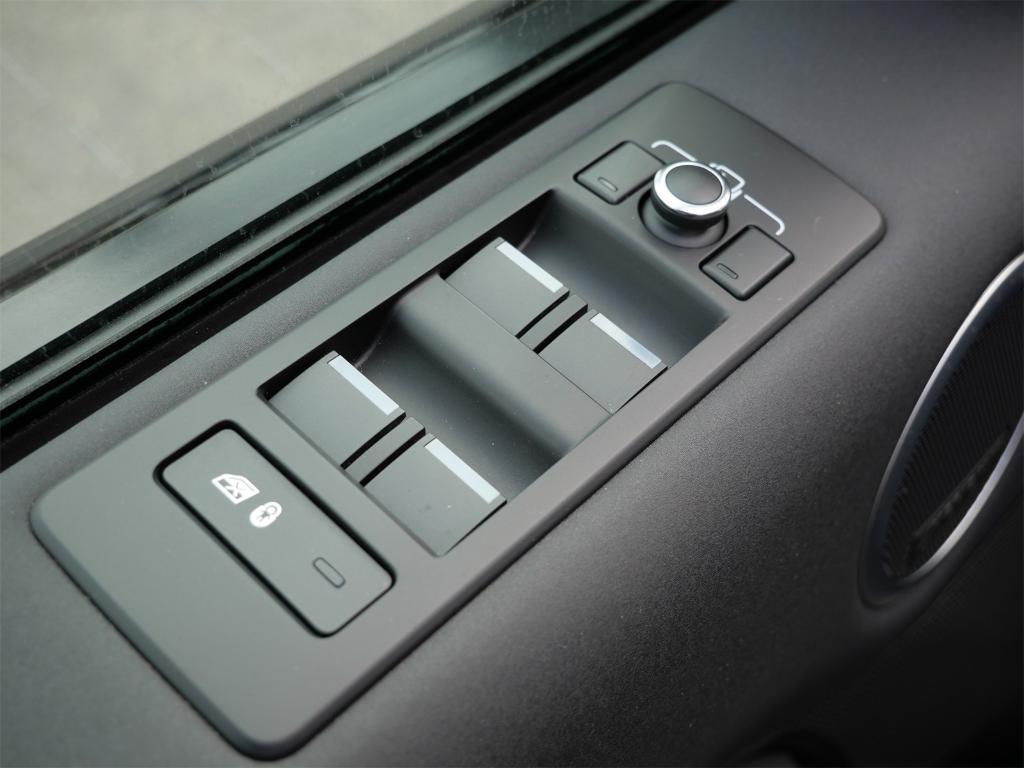 used 2018 Land Rover Discovery car, priced at $15,699