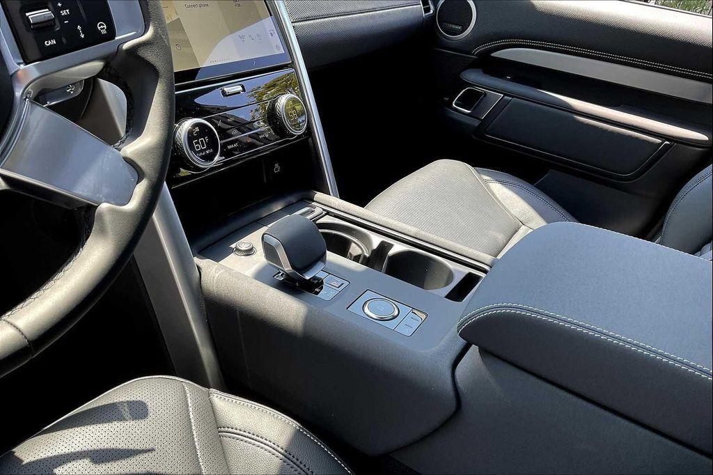 new 2025 Land Rover Discovery car, priced at $75,575