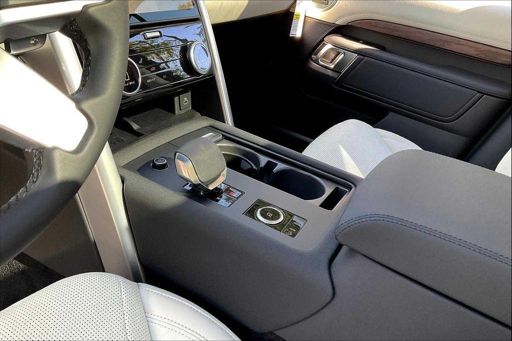 new 2025 Land Rover Discovery car, priced at $66,728