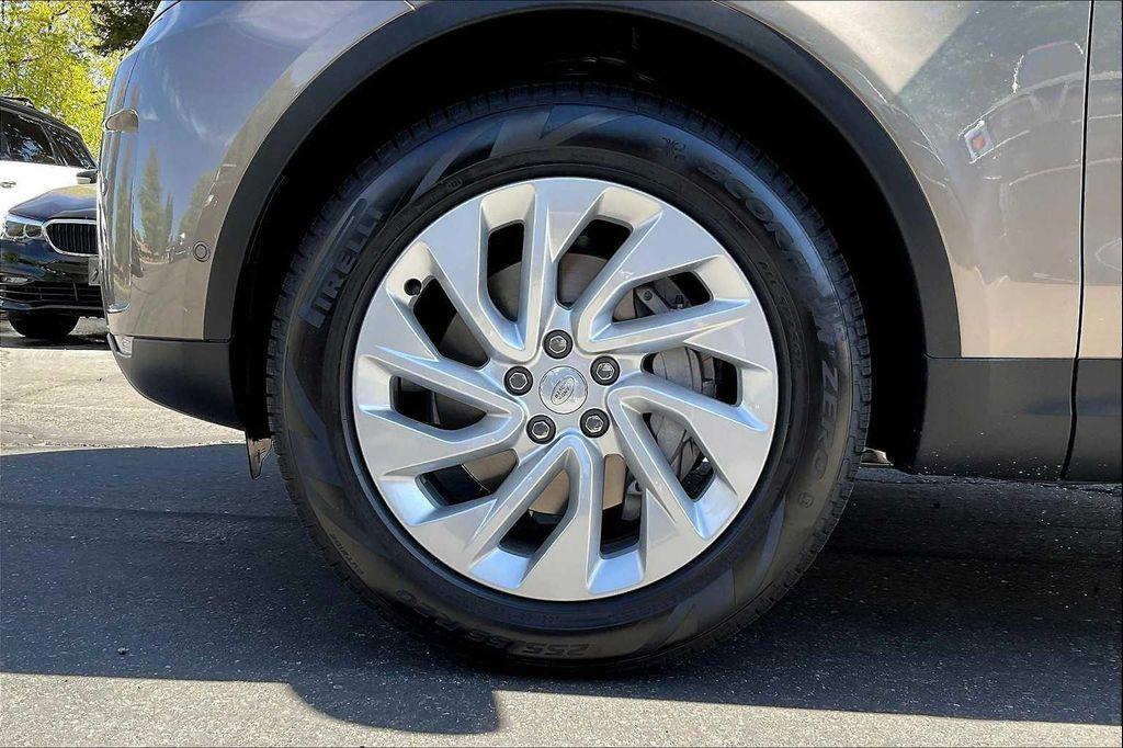 new 2025 Land Rover Discovery car, priced at $66,728