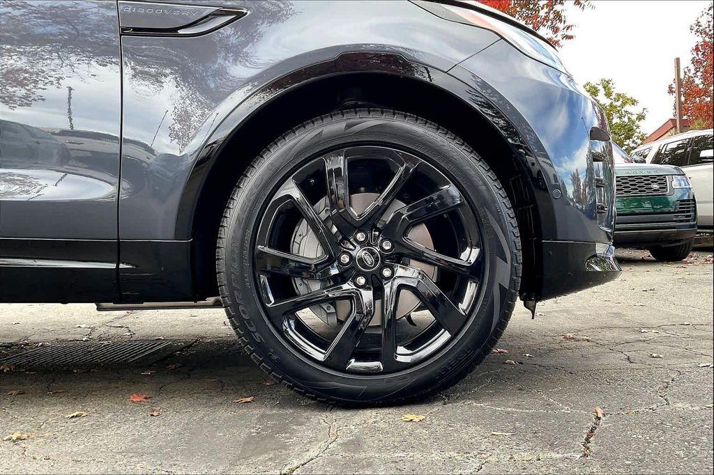 used 2025 Land Rover Discovery car, priced at $59,798