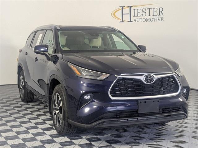 used 2022 Toyota Highlander car, priced at $31,490
