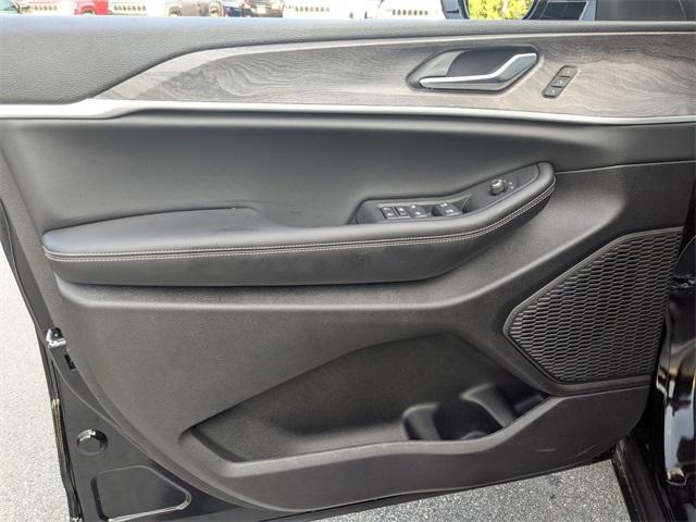 new 2025 Jeep Grand Cherokee car, priced at $38,106