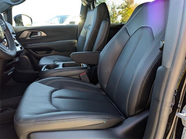 new 2025 Chrysler Pacifica car, priced at $39,080