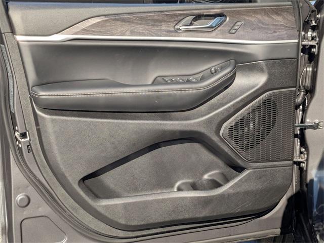 new 2025 Jeep Grand Cherokee car, priced at $45,821