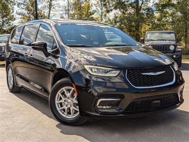 new 2025 Chrysler Pacifica car, priced at $40,232