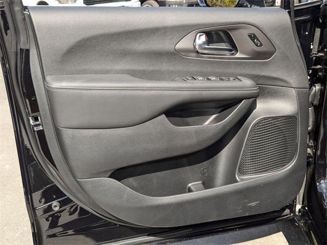 new 2025 Chrysler Pacifica car, priced at $40,232