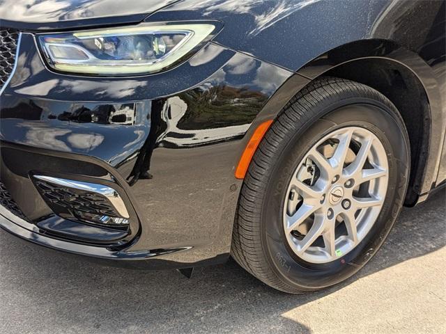 new 2025 Chrysler Pacifica car, priced at $40,232