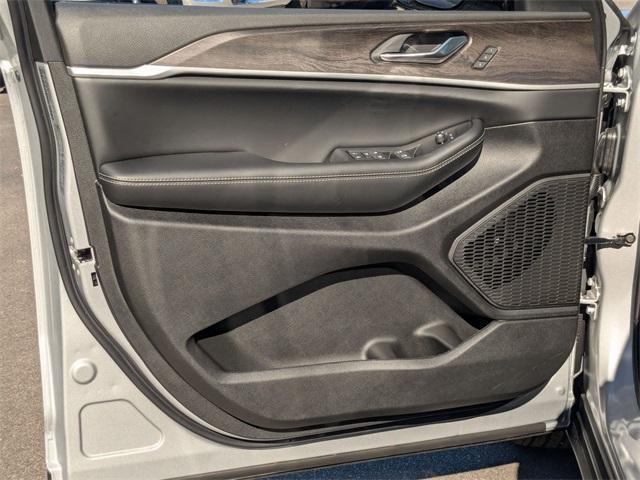 new 2025 Jeep Grand Cherokee car, priced at $43,245