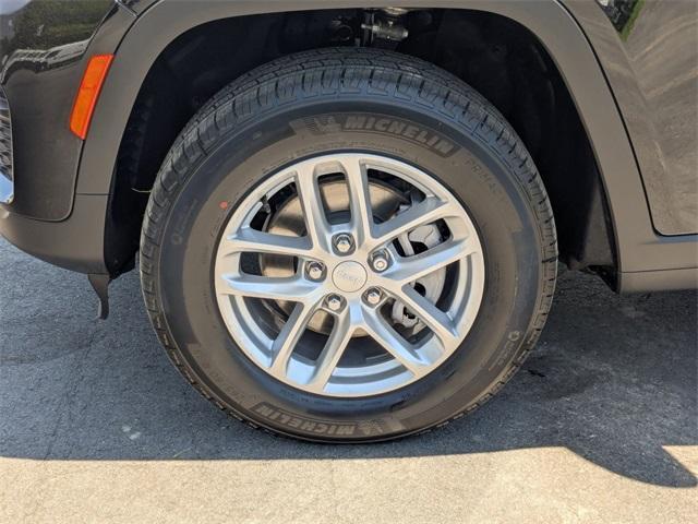 new 2025 Jeep Grand Cherokee car, priced at $40,702