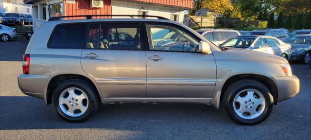 used 2005 Toyota Highlander car, priced at $10,990