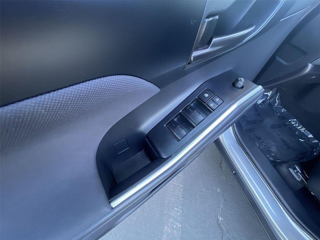 used 2023 Toyota Highlander car, priced at $30,991