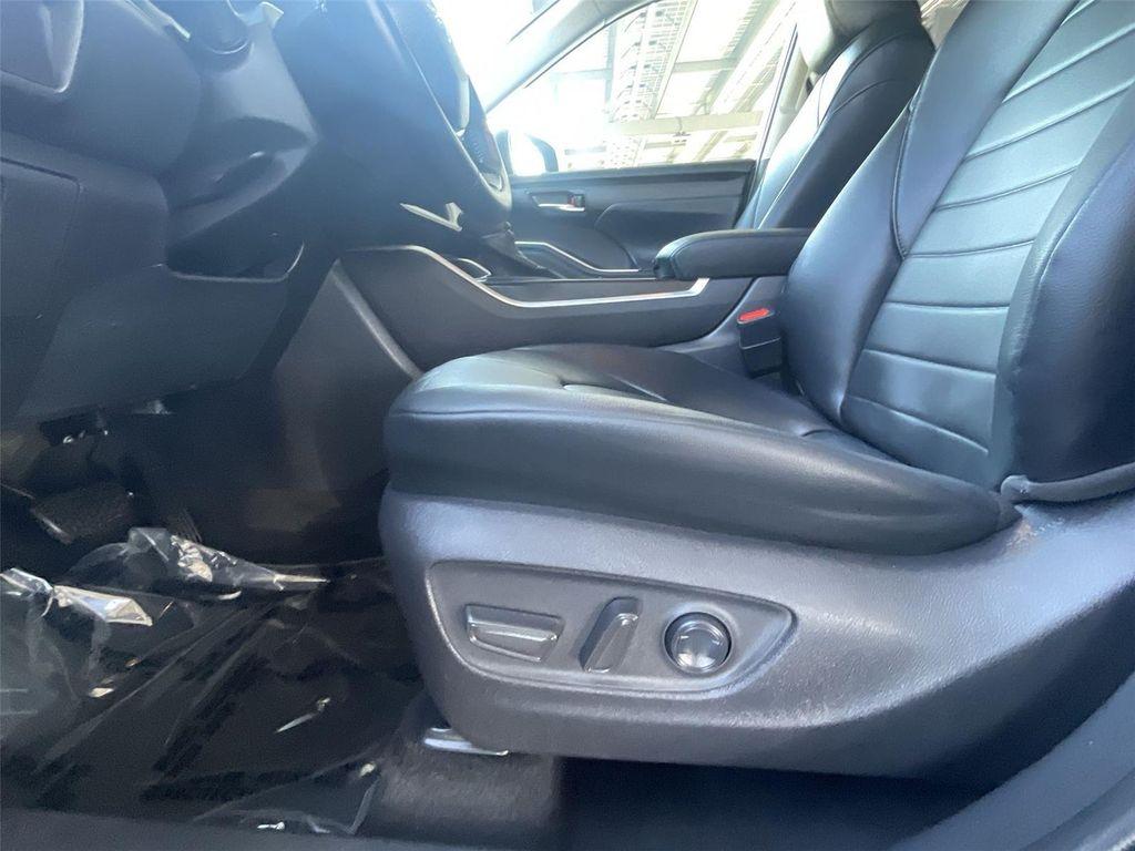 used 2022 Toyota Highlander car, priced at $35,881